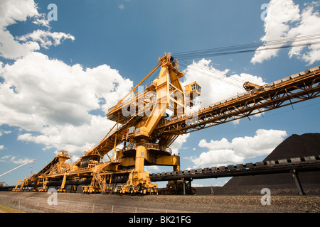 Il carbone di macchine movimento porta a Waratah in Newcastle che è il più grande porto di carbone. Australia. Foto Stock