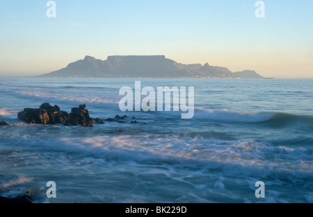 Vista dalla spiaggia Bloubergstrand guardando fuori alla Montagna della Tavola all'orizzonte. Foto Stock