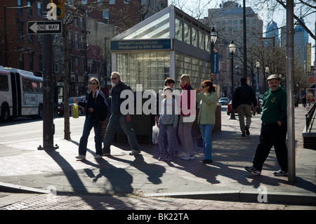 I turisti al di fuori di un setti stazione sulla linea Market-Frankford in Philadelphia, PA Foto Stock