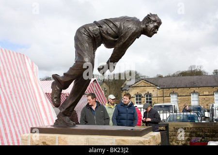 Statua in bronzo al visitatore ormeggi, Skipton Canal Yorkshire Dales Foto Stock