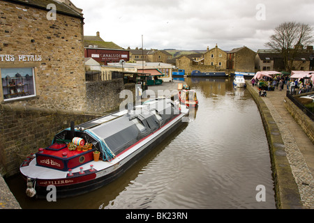 Mercato degli agricoltori al visitatore ormeggi, Skipton Canal, Yorkshire Dales Foto Stock