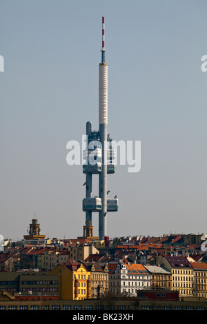 Vista di Zizkov (Žižkov) torre televisiva, Praga, Repubblica Ceca Foto Stock