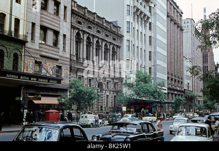 Collins Street, Melbourne, Victoria, Australia c.1960, nel quartiere centrale degli affari della città. Foto Stock