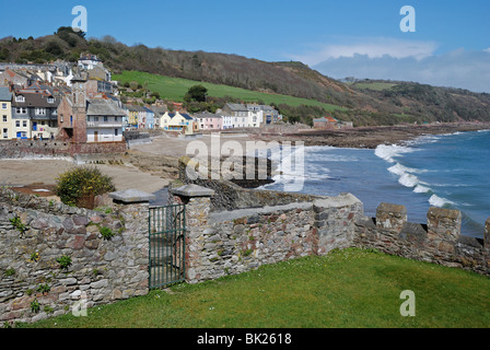 Guardando verso Kingsand, Cornwall, Inghilterra, dal vicino villaggio di Cawsand. Foto Stock