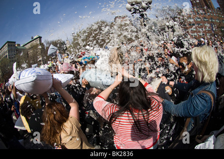 Centinaia di like-minded pillow fighters estrarre la loro aggressione sul cuscino internazionale lotta giorno in Union Square a New York Foto Stock