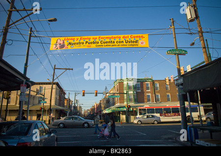 Un segno in spagnolo sollecitando il ritorno di forme nel censimento statunitense di Philadelphia, PA Foto Stock