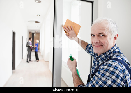 Uomo finestra di pulizia Foto Stock