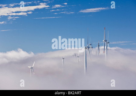 Le turbine eoliche sul altipiano di Paul da Serra sopra le nuvole, Madeira, Portogallo, Unione Europea, Europa Foto Stock