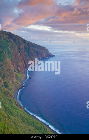 Drammatica la luce del tramonto sulla costa sud dell'isola di Madera, nei pressi di Ponta da Pargo, Portogallo, Unione Europea, Europa Foto Stock