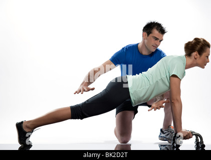 Un caucasian giovane uomo aerobico posizionamento trainer donna trainer postura in interni studio isolato su sfondo bianco Foto Stock