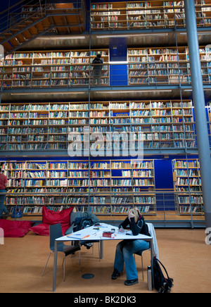 La moderna architettura di Delft Technical University Library in Delft Paesi Bassi, architetto Mecanoo Foto Stock