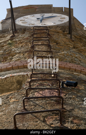 Clocktower sul vecchio castello di Riomaggiore, Cinque Terre Liguria, Italia Foto Stock