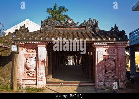 Il ponte coperto giapponese in Hoi An dalla fine di Nguyen Thi Minh Khai Street è stato originariamente costruito nel 1590. Foto Stock