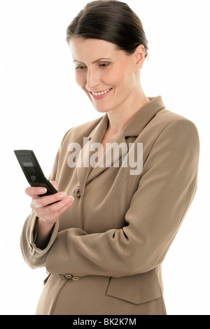 Ritratto di donna elegante tramite telefono cellulare isolato su sfondo bianco Foto Stock