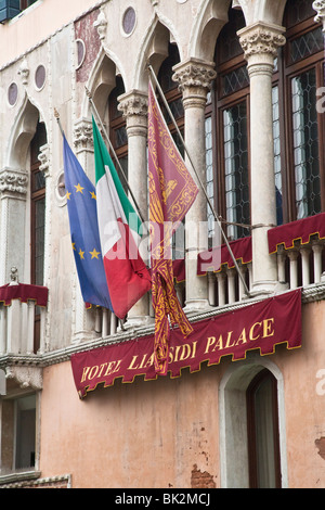 Dettagli di bandiere e di un edificio a Venezia, Italia Foto Stock