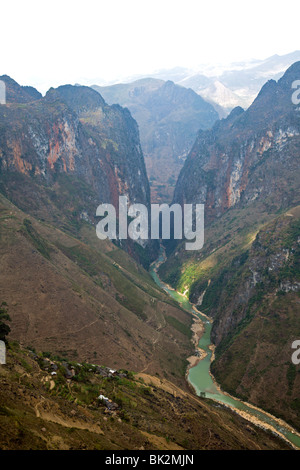 Nho Que River il taglio di un profondo canyon vicino alla frontiera cinese in Ha Giang Provincia nel Nord Vietnam Foto Stock