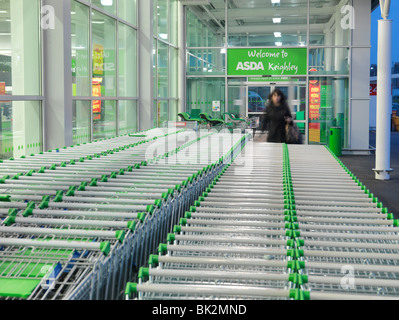 Asda carrelli di shopping Foto Stock