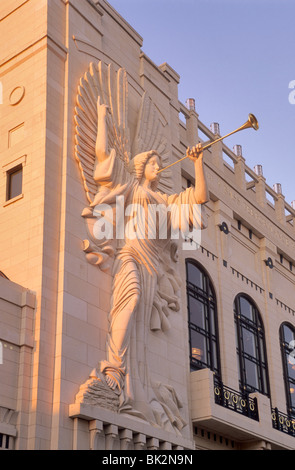 A 48 piedi di altezza angelo scolpito da Marton varo a calcare Grand facciata di Bass Performance Hall, centro di Fort Worth, Texas, Stati Uniti d'America Foto Stock