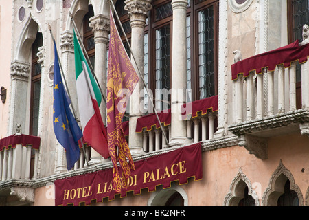 Dettagli di bandiere e di un edificio a Venezia, Italia Foto Stock