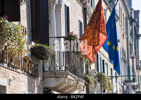 Dettaglio delle bandiere e palazzi di Venezia, Italia Foto Stock