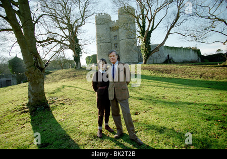 Alan Clark, diarist e storico con sua moglie Jane nel parco del castello di Saltwood, la loro casa nel Kent.1997 Foto Stock