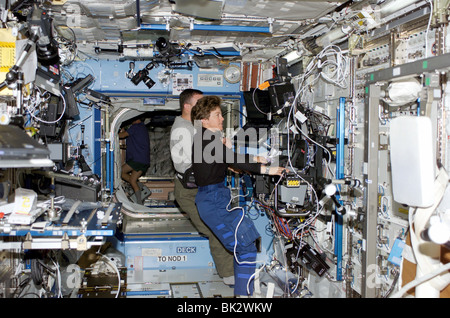 Gli astronauti in condizioni di assenza di peso Space Shuttle in volo 114 Luglio 31 2005 Foto Stock