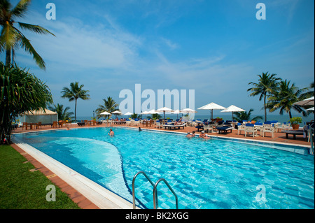 Piscina e vista mare a Mount Lavinia Hotel, Mount Lavinia, Sri Lanka Foto Stock