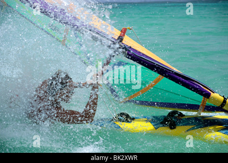 Windsurf presso Fisherman's capanne sull'isola di Aruba, Mar dei Caraibi. Foto Stock