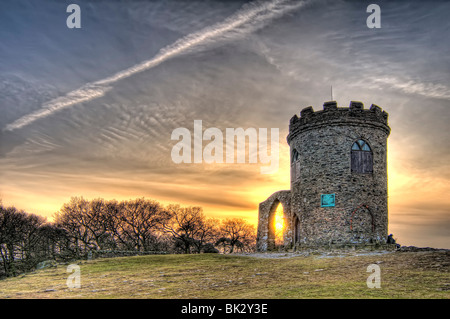 Immagine di un tramonto dietro la vecchia John's Tower, Glenfield Lodge Park, Newtown Linford, Leicestershire, Regno Unito Foto Stock