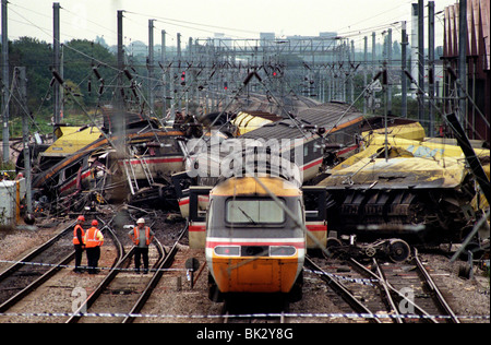 Southall incidente ferroviario sulla 19-9-1997 noto anche come la stazione ferroviaria di Paddington crash dove un Intercity 125 si è schiantato fuori Southall statio Foto Stock