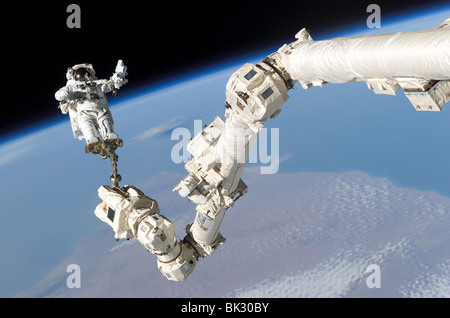 Astronauta nello spazio STS - 114 Missione Shuttle Stazione Spaziale Internazionale il Canadarm2 Foto Stock