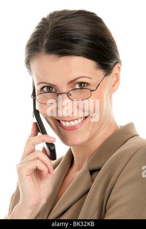 Ritratto di giovane attraente donna matura mediante telefono cellulare isolato su sfondo bianco Foto Stock