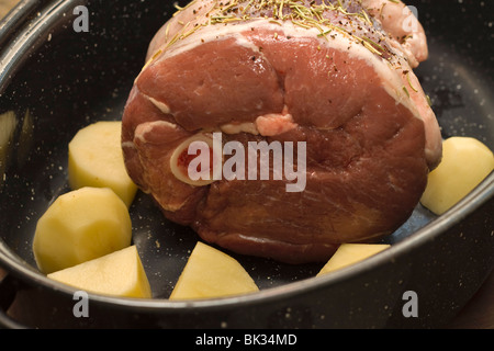 Arrosto di agnello in padella con patate pronto a mettere in forno Foto Stock