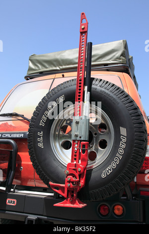 Auto-jack sulla scorta di una Toyota Land Cruiser la trazione a quattro ruote motrici del Sultanato di Oman, Medio Oriente.Foto di Willy Matheisl Foto Stock