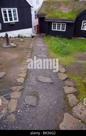 Le vecchie case e turf-edifici con tetti in uno storico quartiere Tinganes, Torshavn, Streymoy, Isole Faerøer, Danimarca, Europa Foto Stock