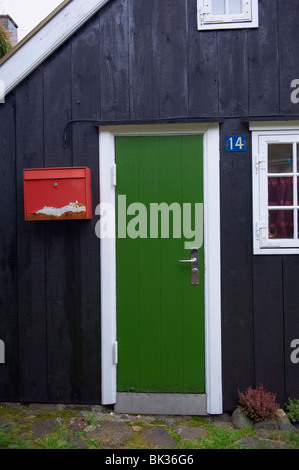 Le vecchie case e turf-edifici con tetti in uno storico quartiere Tinganes, Torshavn, Streymoy, Isole Faerøer, Danimarca, Europa Foto Stock