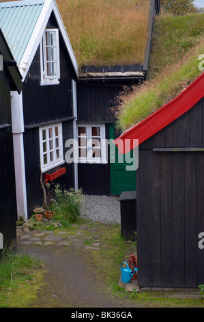 Le vecchie case e turf-edifici con tetti in uno storico quartiere Tinganes, Torshavn, Streymoy, Isole Faerøer, Danimarca, Europa Foto Stock