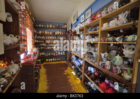 Interno delle foglie di tè, un meraviglioso tea shop in sassofrasso, Victoria, Australia Foto Stock