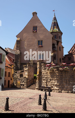 Chateau St. Leon nel borgo medievale sulla strada del vino, Place du Chateau, Eguisheim, Alsazia, Haut Rhin, Francia, Europa Foto Stock