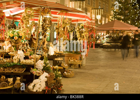 Altermarkt mercatino di Natale di notte, Altermarkt Square, Salisburgo, Austria, Europa Foto Stock