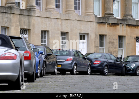 Auto parcheggiate in Royal Crescent, Bath, Somerset, Inghilterra, Regno Unito Foto Stock