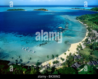 Vista della spiaggia di Bora Bora, Isole della Società, Polinesia francese, South Pacific Pacific Foto Stock