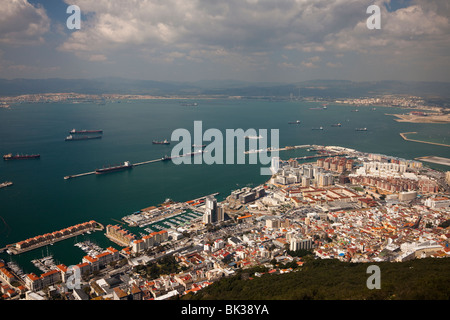Vista aerea di Gibilterra e il Mediterraneo verso la costa spagnola Foto Stock