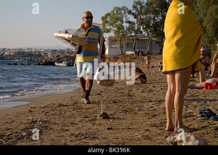 La gente sulla spiaggia Vouliagmeni Attica Grecia Foto Stock