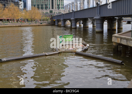 Trappola di lettiera sul Fiume Yarra, Melbourne, Victoria, Australia. Foto Stock