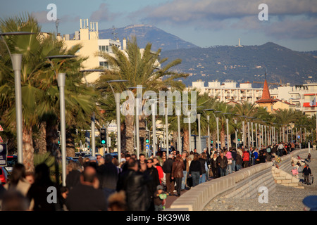 Domenica passeggiata nella pesca costiera città di Cros de Cagnes vicino a Nizza Foto Stock