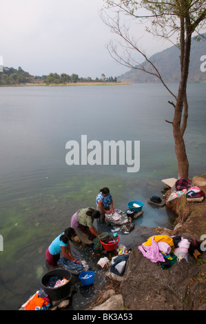 Le donne a lavare i panni, San Lucas Toliman, lago Atitlan, Guatemala, America Centrale Foto Stock
