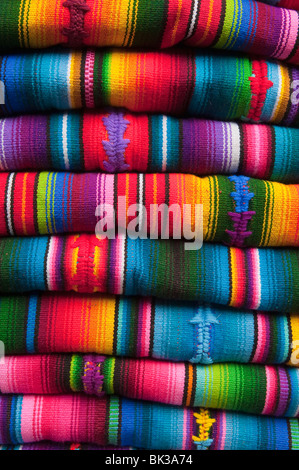Tessuti a Chichicastenango mercato, Guatemala, America Centrale Foto Stock