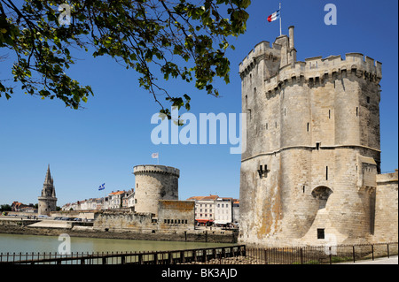 Vista delle tre torri presso l'ingresso del Vieux Port, La Rochelle Charente Maritime, Francia, Europa Foto Stock