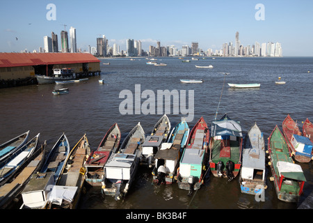 Barche da pesca in docks , Paitilla grattacieli di sfondo , Città di Panama , Panama Foto Stock